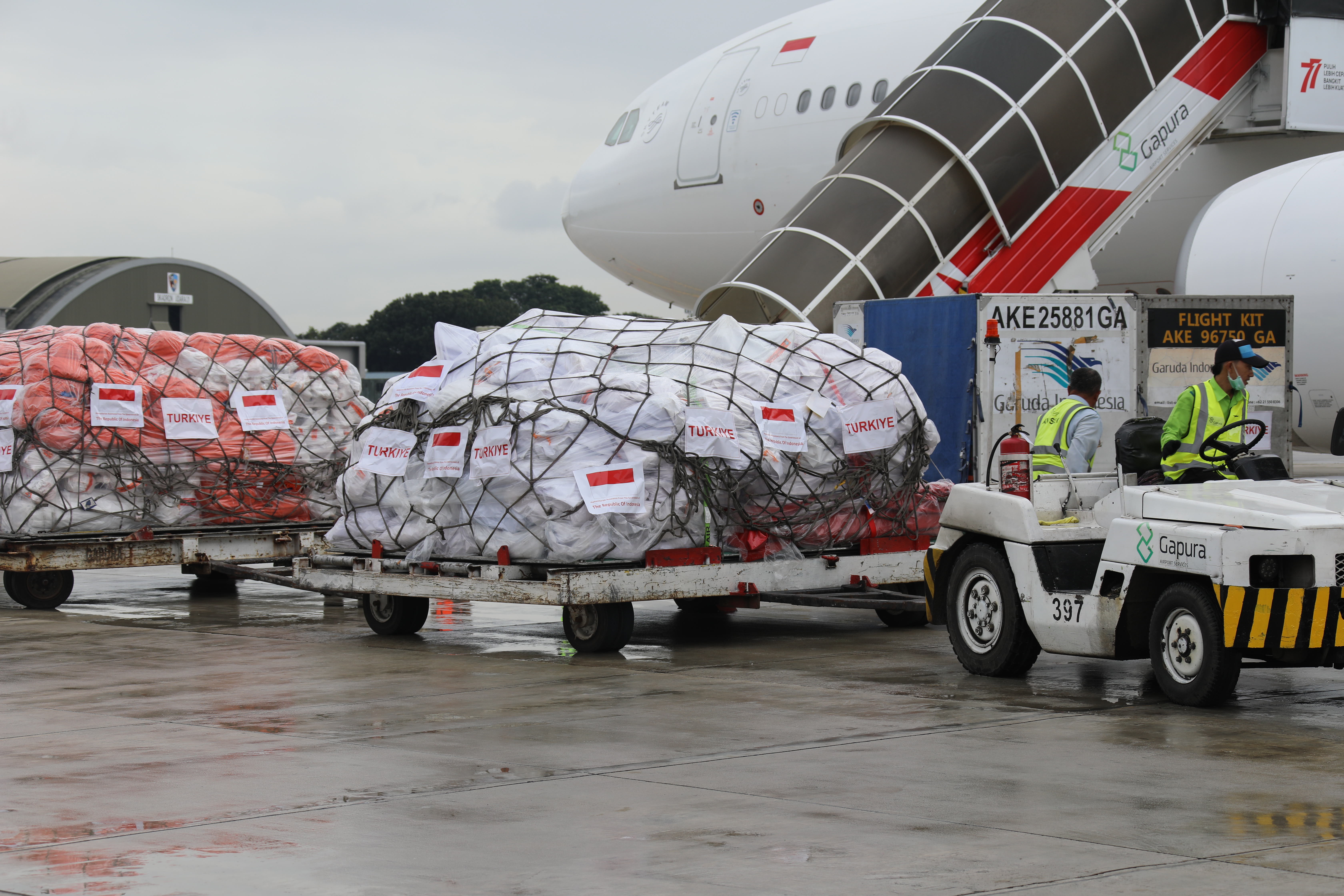 Petugas bandara sedang mempersiapkan barang bantuan logistik yang akan dikirimkan menuju Turkiye dan Suriah di Lanud Halim Perdanakusumah, Jakarta pada Selasa (21/2).